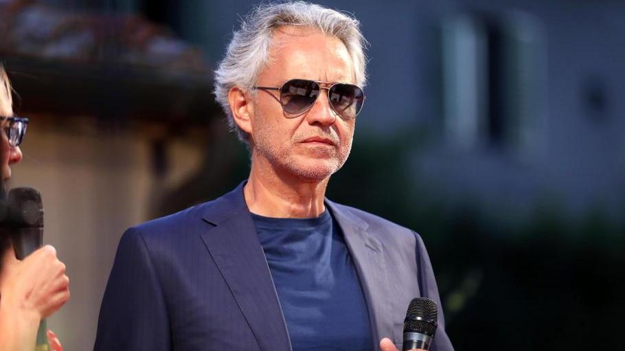La lunga attesa di Andrea Bocelli a Vinci Una parte del pubblico si spazientisce