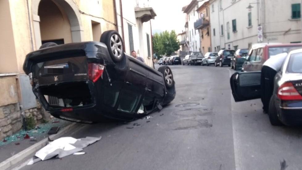 Perde il controllo e si ribalta con l’auto Ferito un cinquantenne
