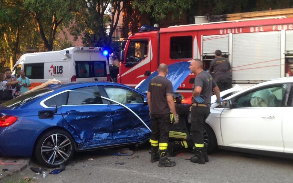 Schianto, due auto distrutte