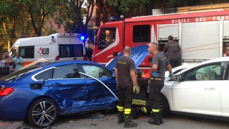 Schianto, due auto distrutte