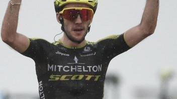 Yates fa doppietta, Pinot manda in crisi Alaphilippe