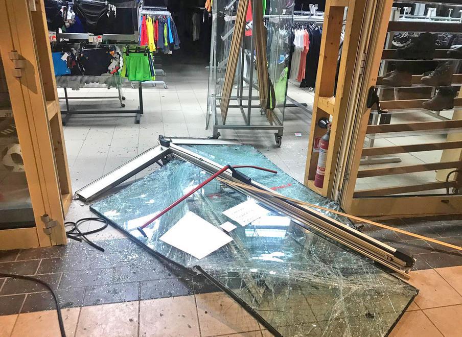 Auto come ariete. Quattro spaccate in una notte: colpiti bar e negozi 