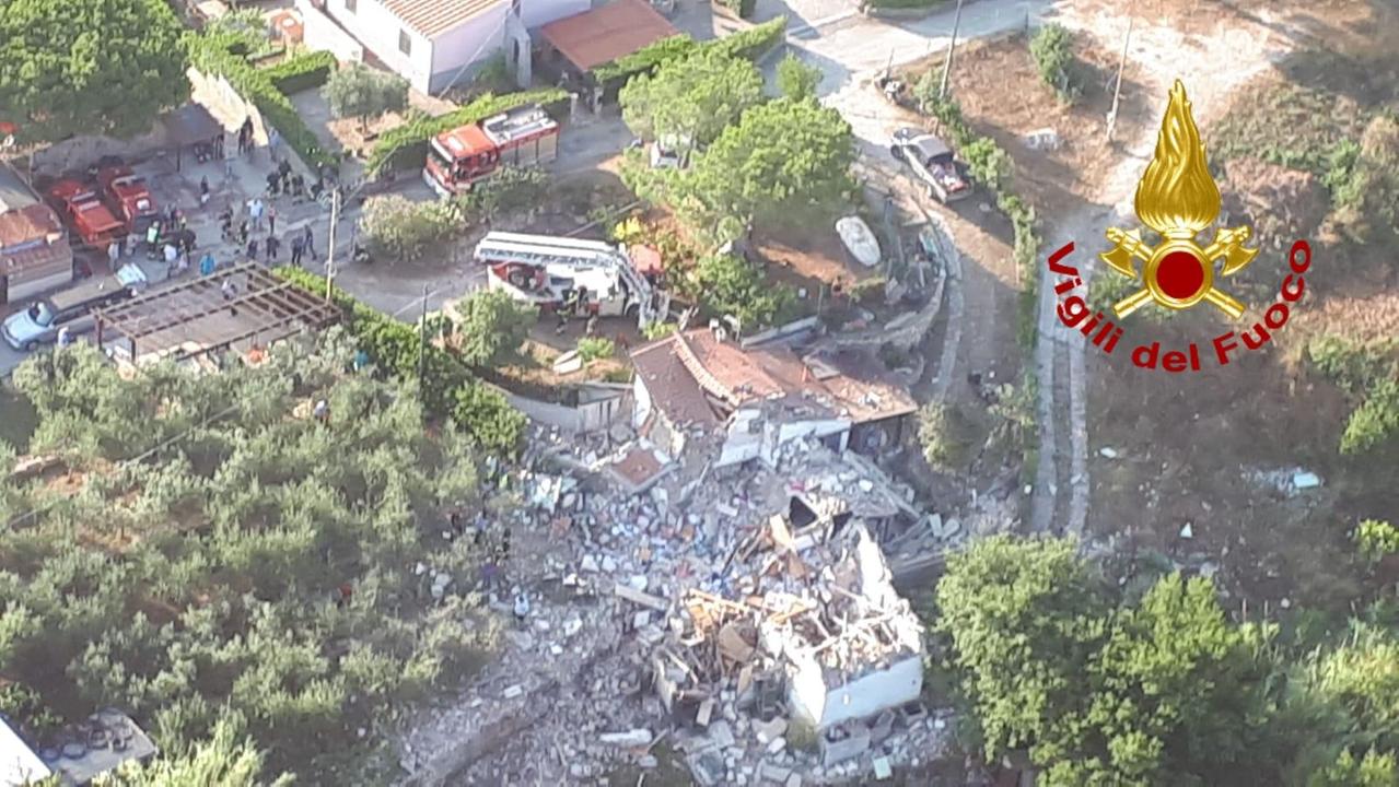 Elba, esplode una palazzina: muore coppia di livornesi. Tre persone estratte vive