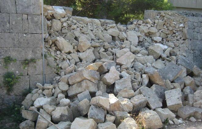 Il muro della prigione cade a pezzi