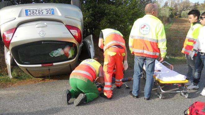 Si ribalta con l’auto in via Mattei