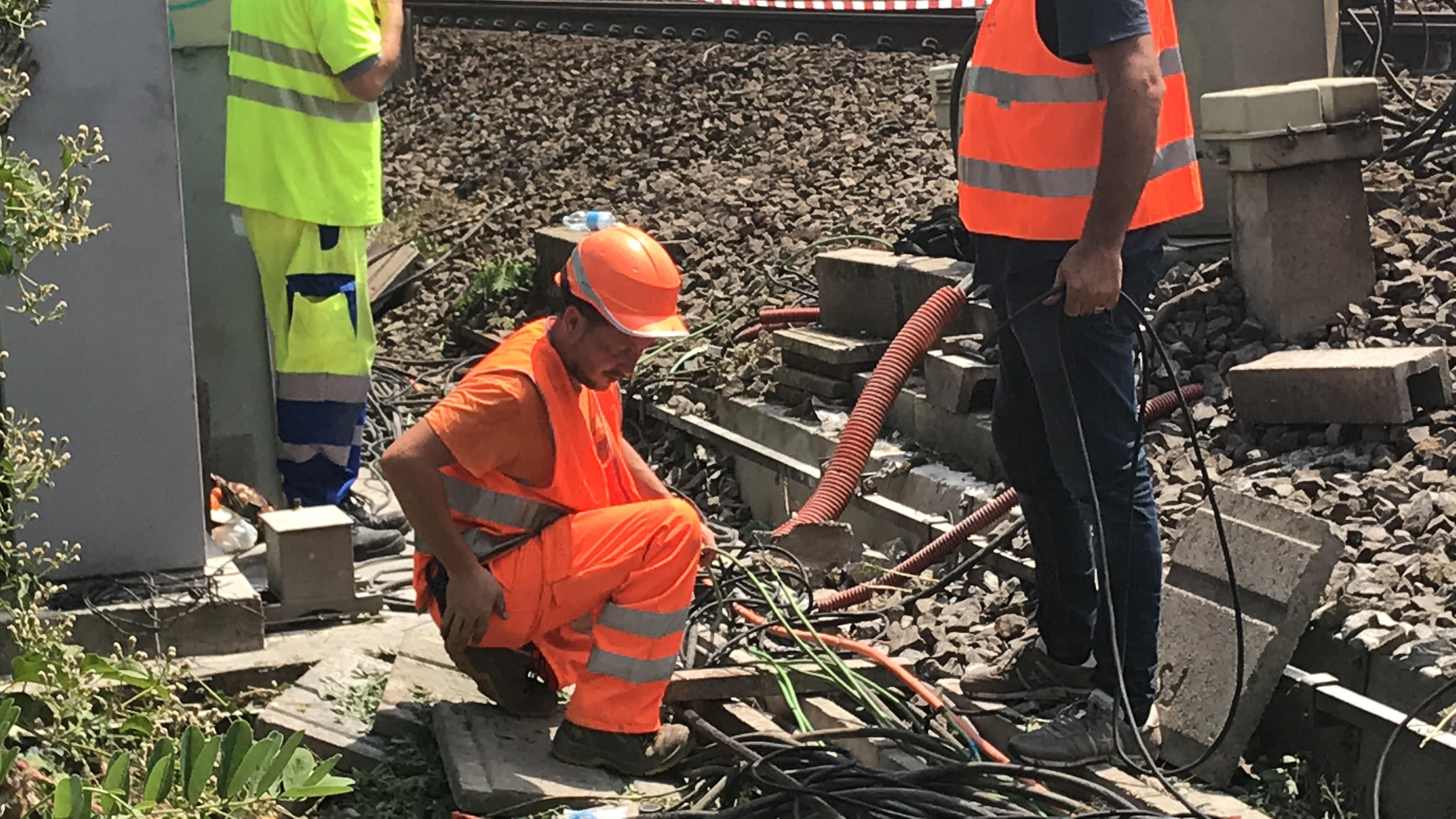 Gli operai di Ferrovie al lavoro durante le riparazioni