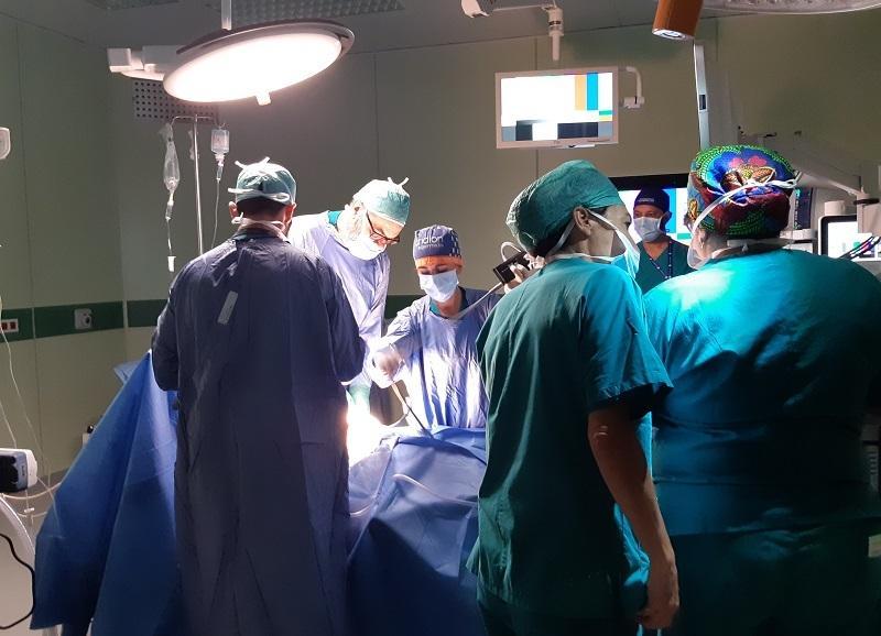 Un momento di uno degli interventi chirurgici eseguiti all’ospedale San Jacopo: si vede tutta l’equipe al lavoro.
