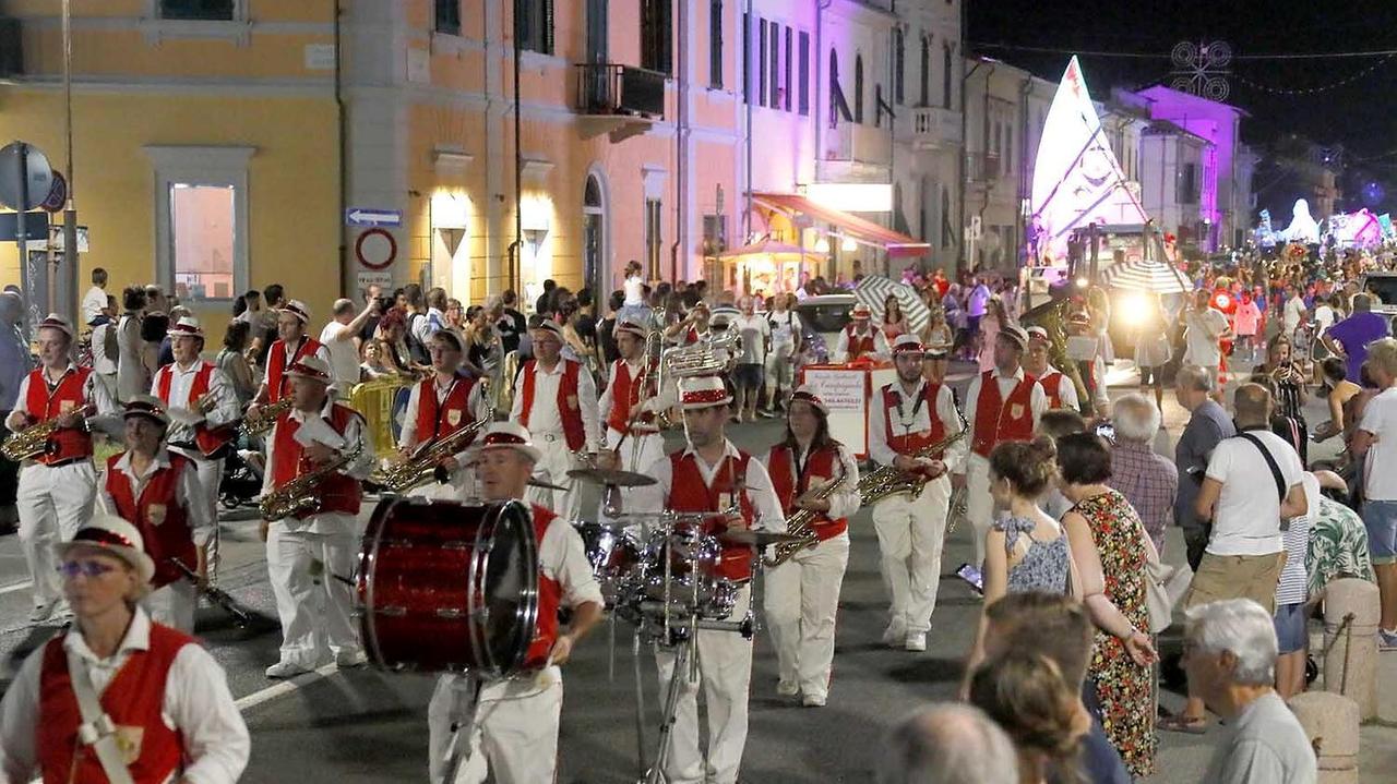Figuranti durante la sfilata del carnevale estivo 2018
