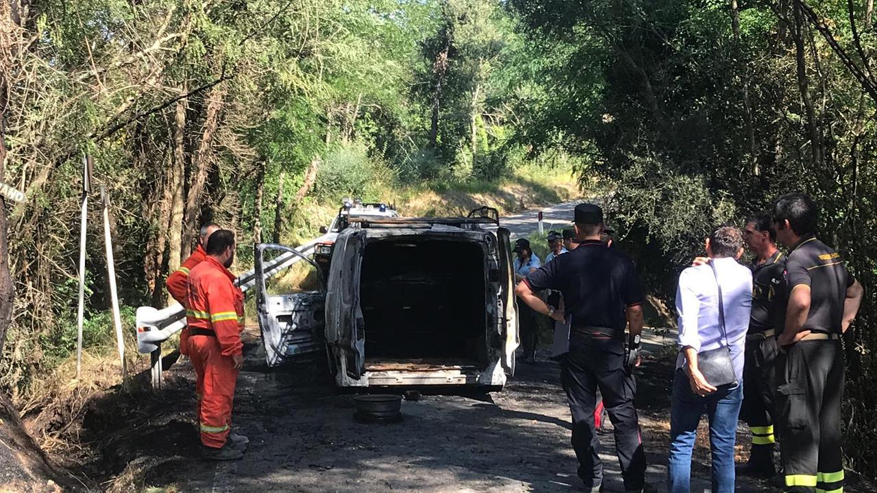 Furgone va a fuoco sulla strada di Toiano