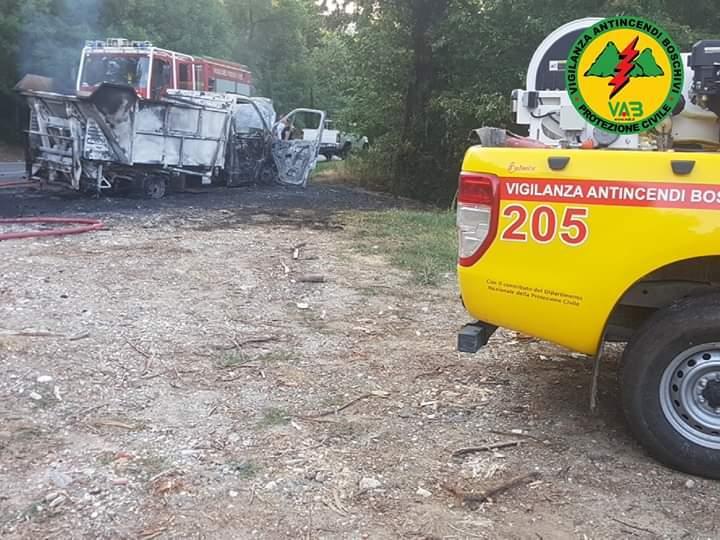 Il furgone di Alia distrutto dall'incendio