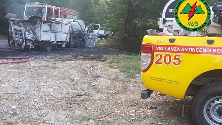 Il furgone di Alia distrutto dall'incendio