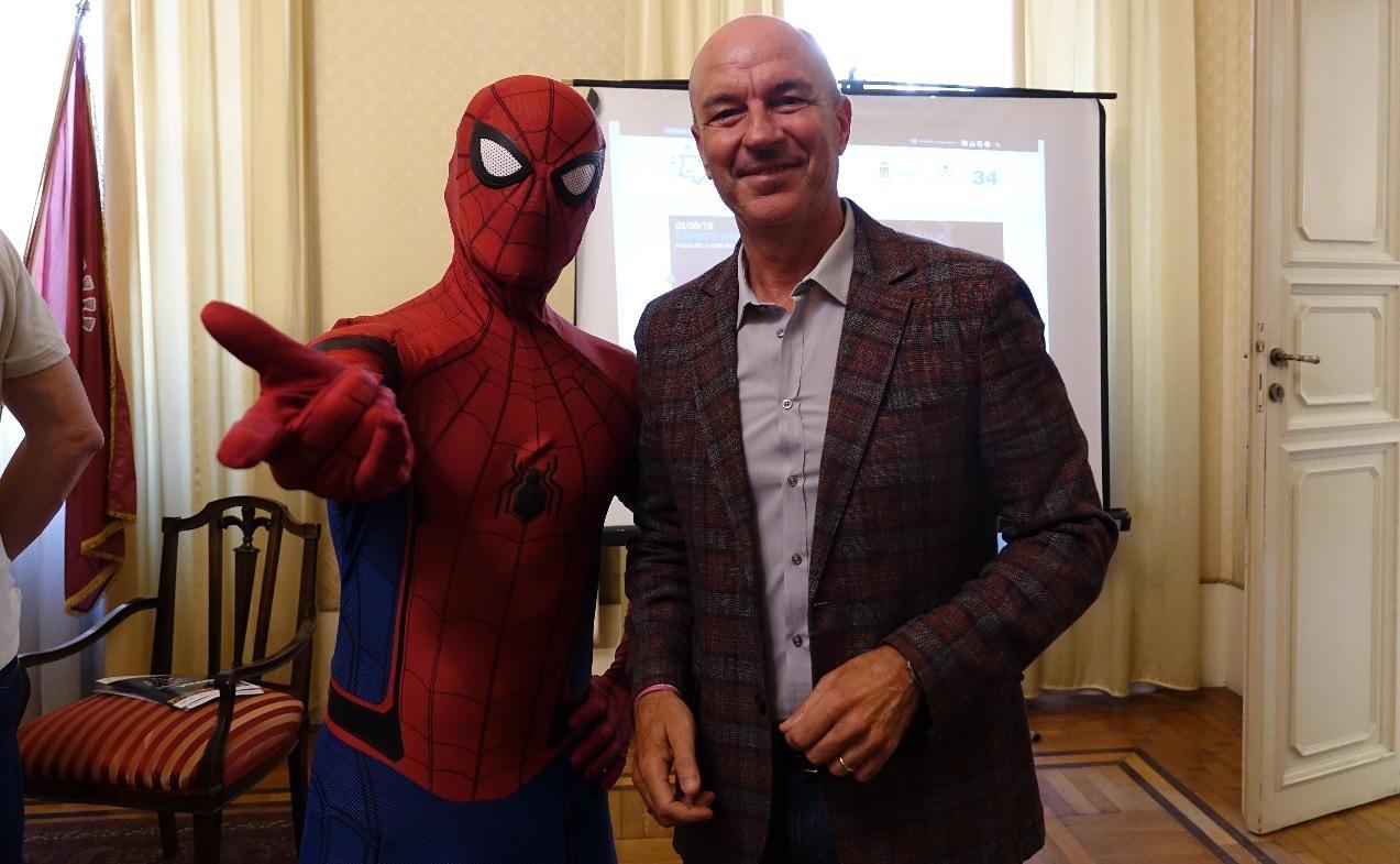 L'Uomo Ragno insieme al sindaco Luca Salvetti alla presentazione dell'edizione 2019 di Effetto Venezia
