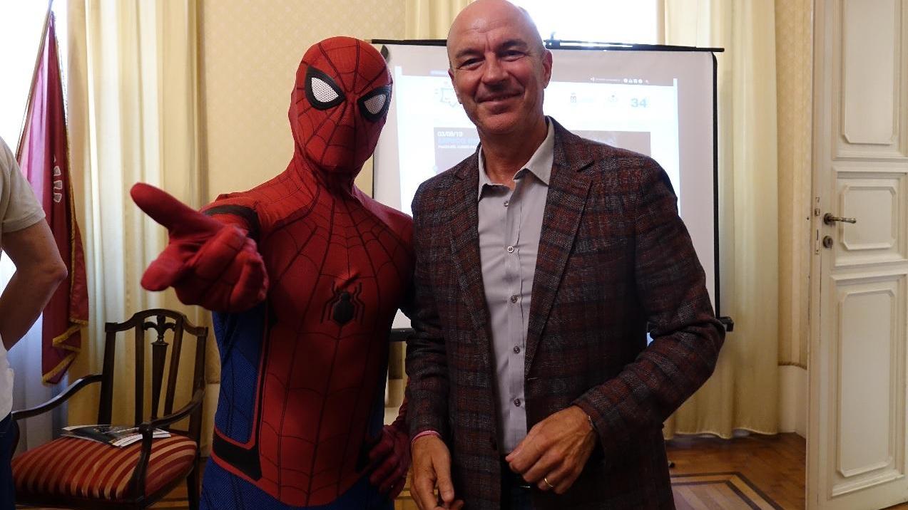 L'Uomo Ragno insieme al sindaco Luca Salvetti alla presentazione dell'edizione 2019 di Effetto Venezia