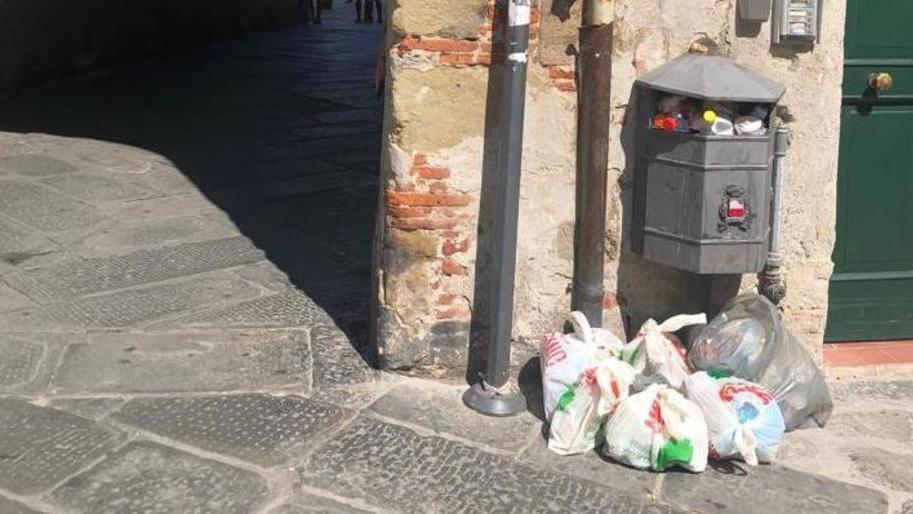 Cumuli di rifiuti in centro