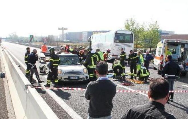 Gravissimo nell’auto schiacciata dal bus 