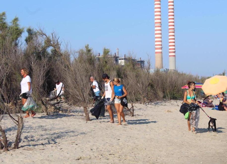 Quagliodromo, via lo sporco e le cicche dal bagnasciuga 