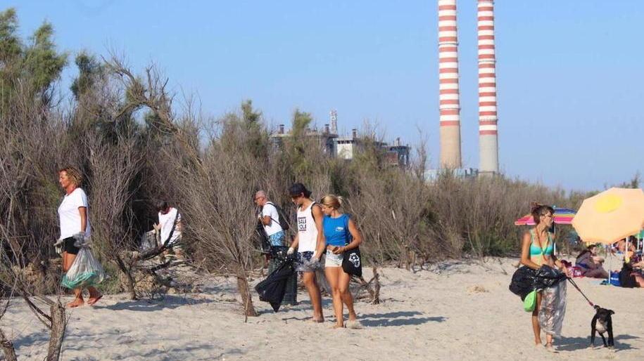 Quagliodromo, via lo sporco e le cicche dal bagnasciuga