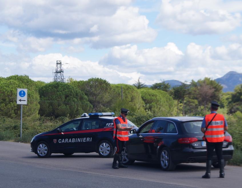 Arrestato nell’auto dove sta rubando Due denunciati tra cui un minore 