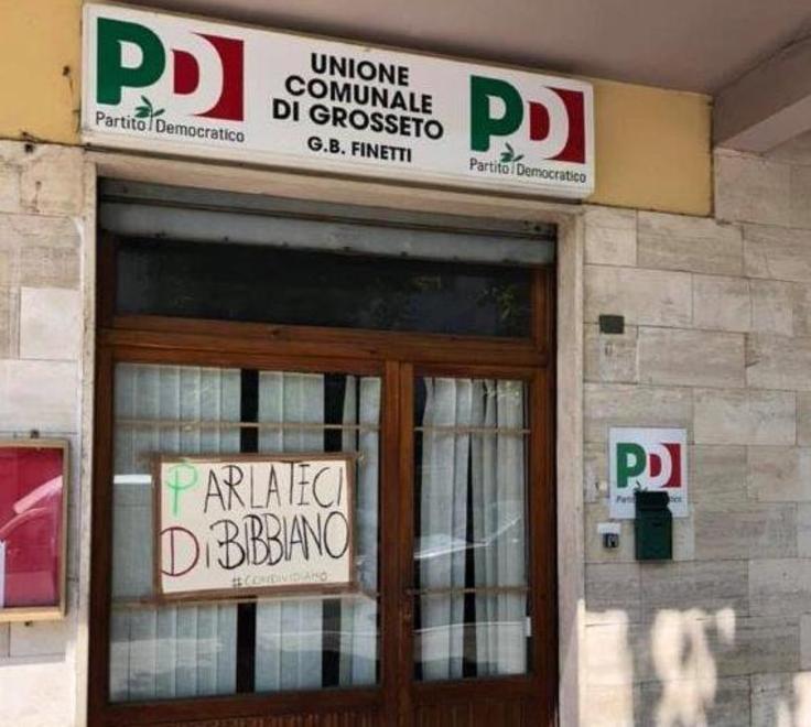 «La strumentalizzazione politica sul caso di Bibbiano arriva in città» Cartello sulla sede Pd di via Emilia 