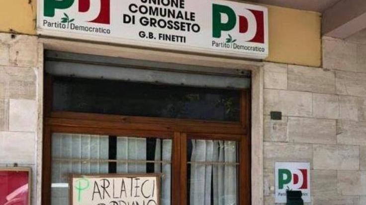 «La strumentalizzazione politica sul caso di Bibbiano arriva in città» Cartello sulla sede Pd di via Emilia