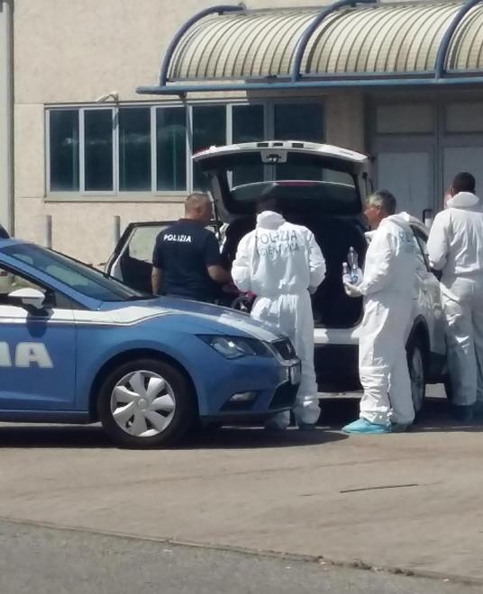 Morto con un coltello nel petto la Procura dispone l’autopsia 