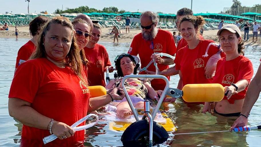 Un bagno in mare come regalo di compleanno: la giornata speciale di Sandra, malata di Sla