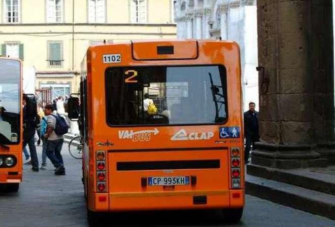 Bici schiacciata dalla navetta Clap, ragazza protesta