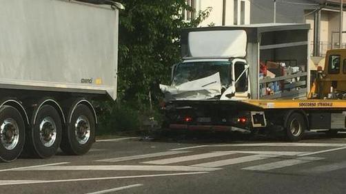 Non frena in tempo al semaforo in Romea Distrutto autocarro