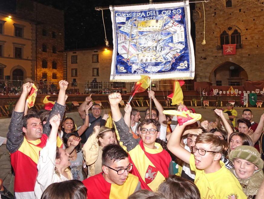 La gioia in piazza del Duomo per la conquista del cencio nell’edizIone 2017 (Fotoservizio Lorenzo Gori)