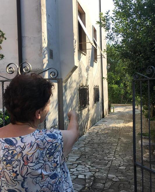 Nada Susini indica da dove sono passati i ladri