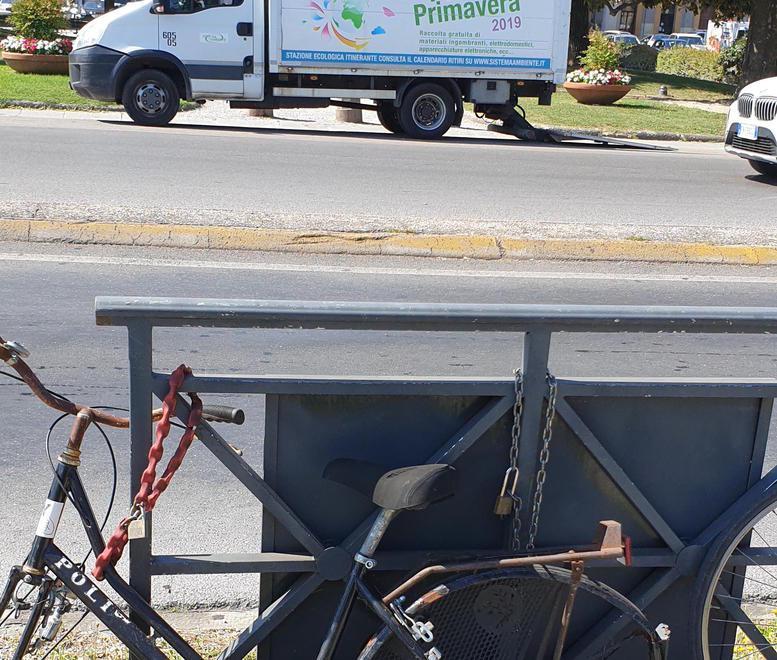 Trenta bici rimosse da piazzale Ricasoli e dalla circonvallazione 