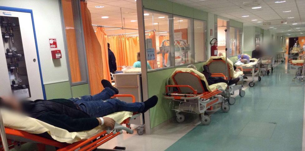 «Anziana lasciata in barella per ore al pronto soccorso» 