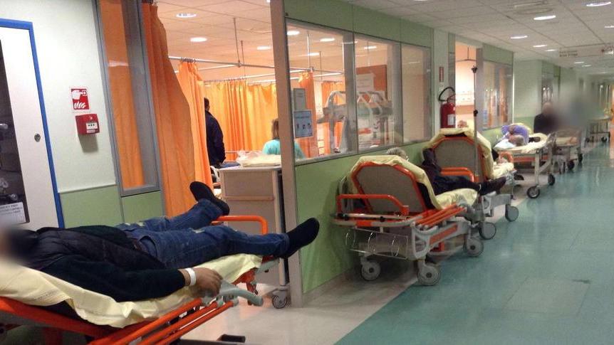 «Anziana lasciata in barella per ore al pronto soccorso»