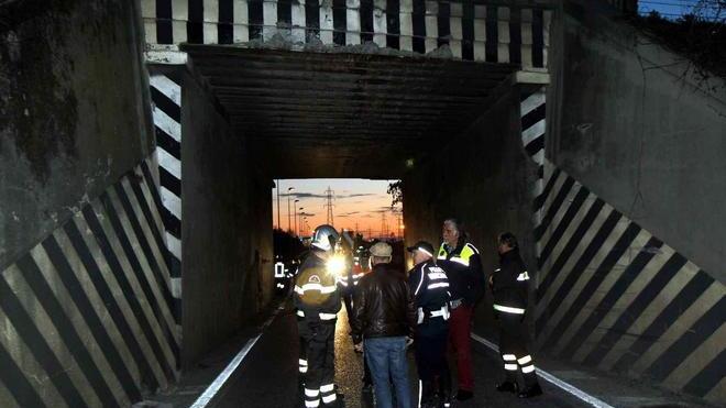 Cadono calcinacci dal cavalcaferrovia Chiusa via Firenze