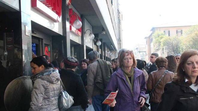 Apre il market, via Marradi ko