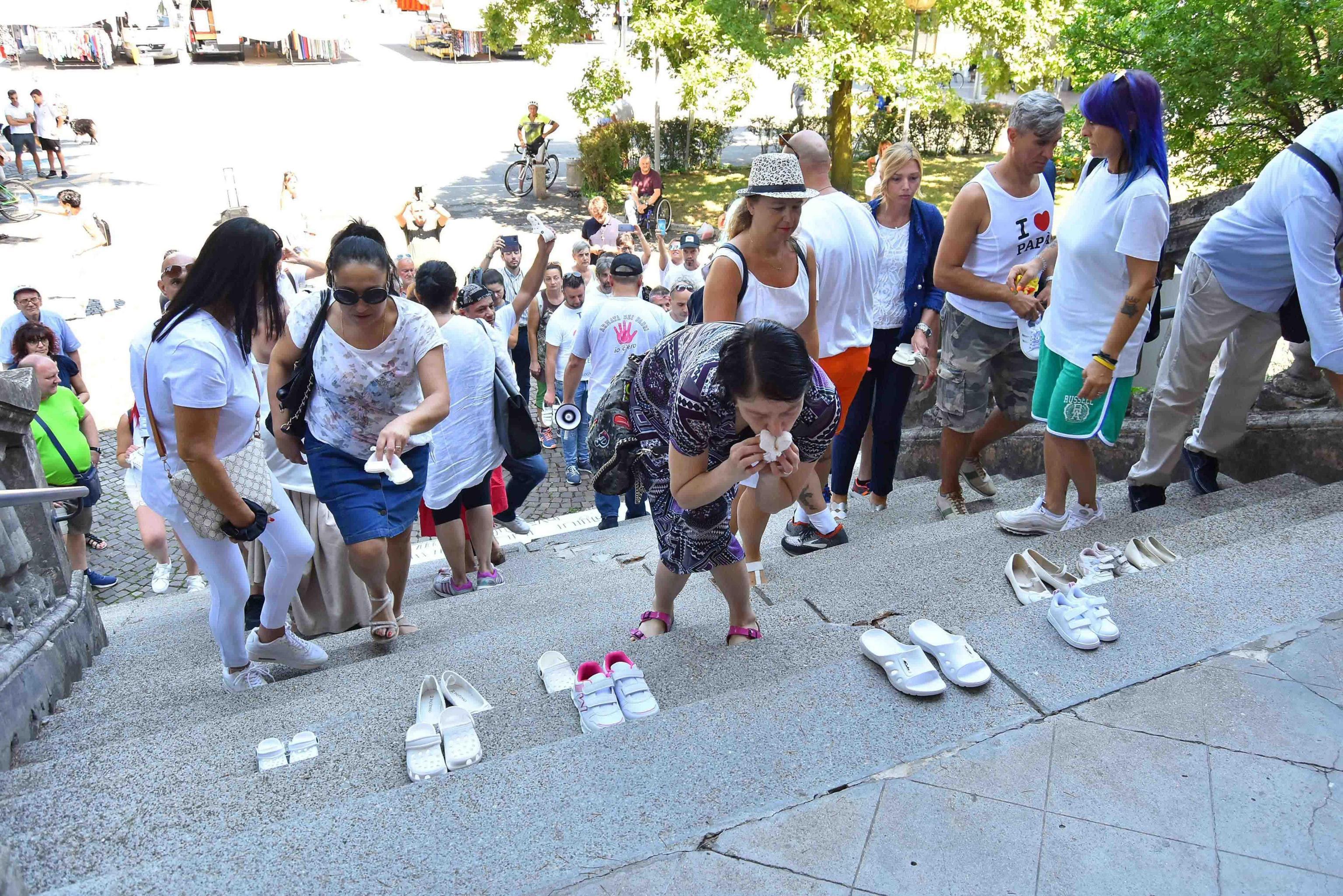 Scarpette bianche deposte davanti al municipio di Bibbiano dopo le rivelazioni dell'inchiesta 'Angeli e demoni' relativa ad un presunto giro di affidi illeciti