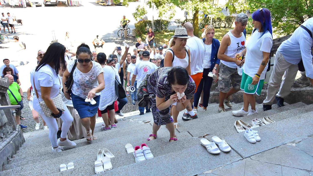 Scarpette bianche deposte davanti al municipio di Bibbiano dopo le rivelazioni dell'inchiesta 'Angeli e demoni' relativa ad un presunto giro di affidi illeciti