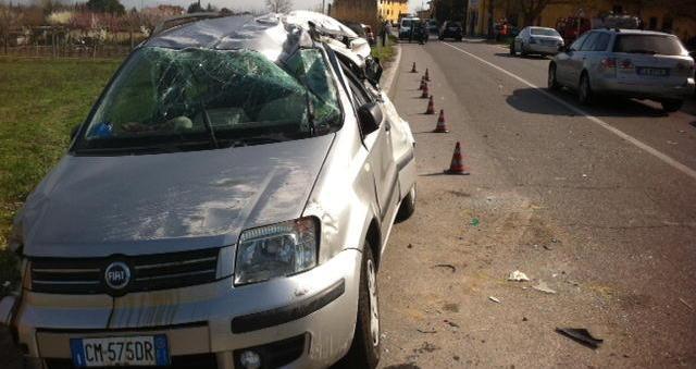 Carambola tra auto una si ribalta giovane ferita