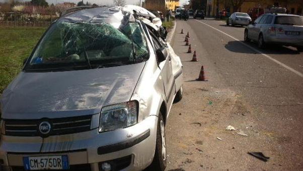 Carambola tra auto una si ribalta giovane ferita