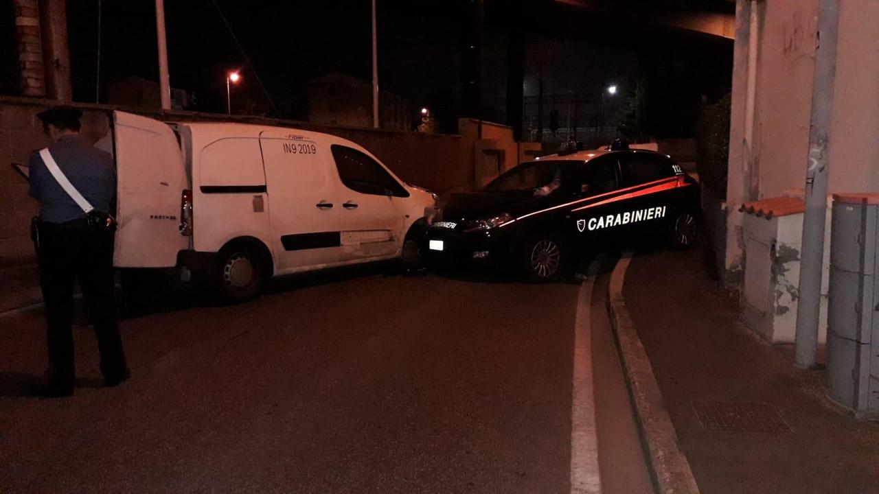 Furto con spaccata, poi speronano l'auto dei carabinieri: feriti due militari