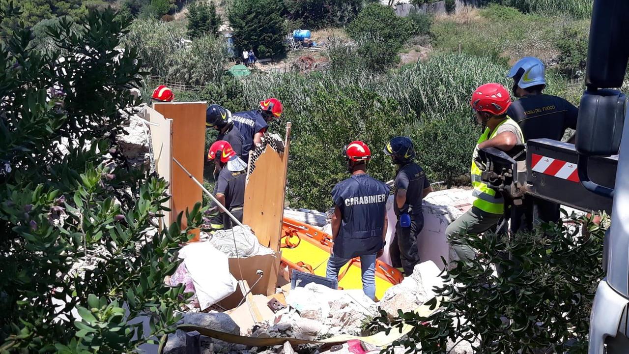 I vigili del fuoco tra le macerie della palazzina