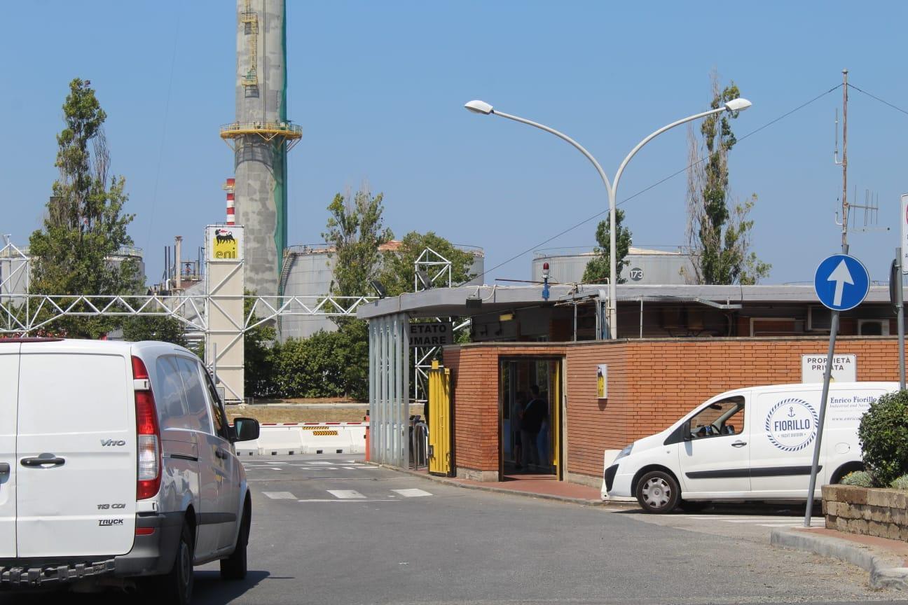 L'ingresso dell'Eni a Stagno (foto Cecilia Foschi/Pentafoto)