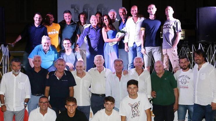 Foto di gruppo di ex calciatori dell’A.S.D.. Lampo in piazza IV Novembre (fotoservizio Paolo Nucci)