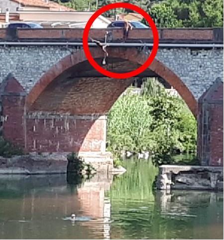 I tuffi nel Serchio dal ponte di Monte San Quirico