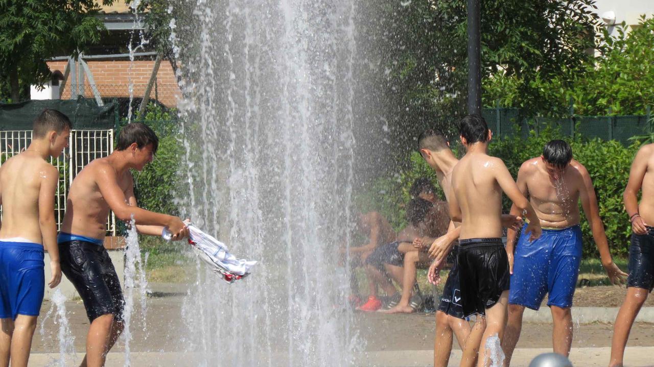 Ragazzi che si rinfrescano alla fontata di Tobbiana in una foto di qualche anno fa