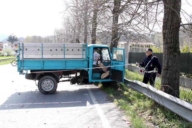 Muore sotto l’Ape che si ribalta dopo l’incidente 