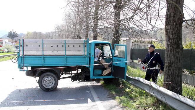 Muore sotto l’Ape che si ribalta dopo l’incidente