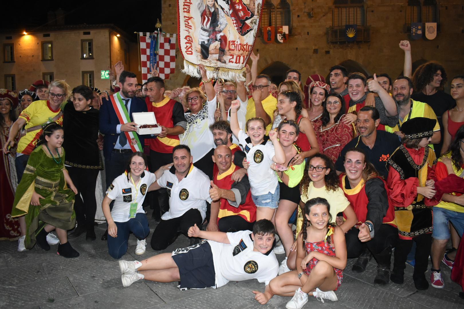 Grande festa in piazza Duomo per il successo del Leon d'Oro alla Giostra dell'Orso 2019 (foto Lorenzo Gori)
