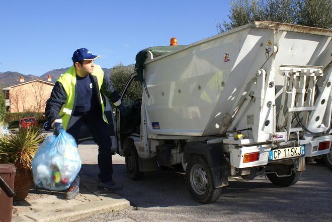 Le posate di plastica “usa e getta” nei bidoncini del multimateriale 