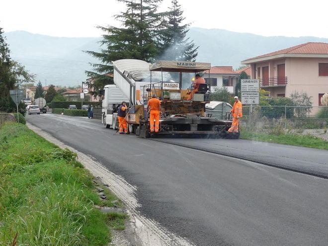 Lunedì iniziano i lavori per asfaltare le strade 